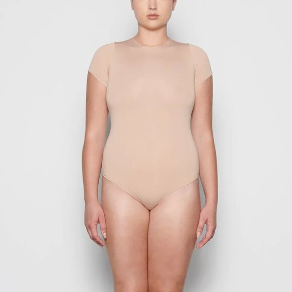 SKIMS Essential T-Shirt Thong Bodysuit in Sandstone Large/X-Large - Picture 6 of 8